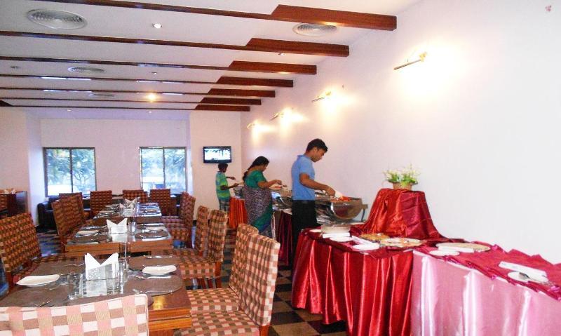 Hotel Riverside Resort And Spa Кумбаконам Экстерьер фото