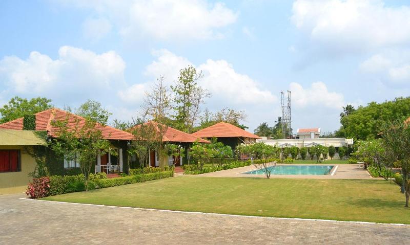 Hotel Riverside Resort And Spa Кумбаконам Экстерьер фото